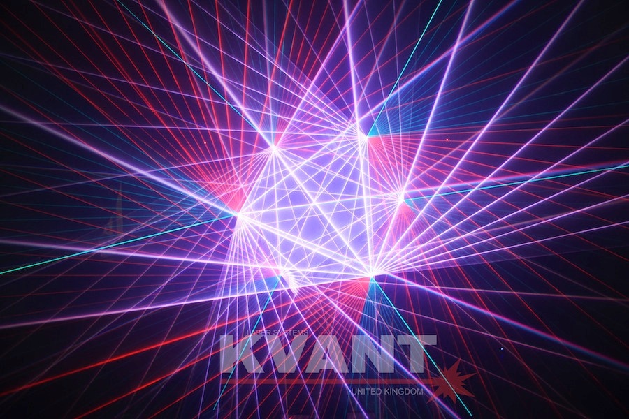 円形トラスにレーザーを設置 KVANT DIAMOND 円形トラスに設置 面白い演出 照明 クバンツ クバント ケーバント ケバント